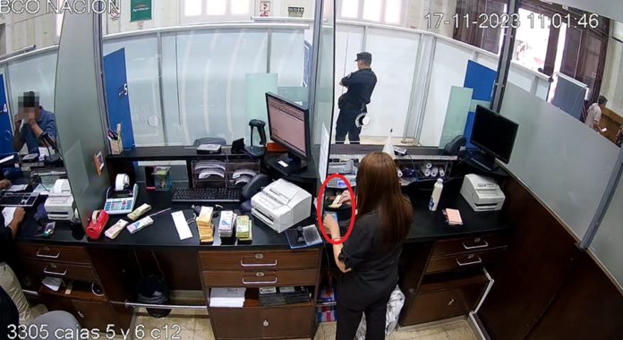 Condenaron a dos cajeros del Banco Nación por robar dinero mientras los clientes realizaban depósitos
