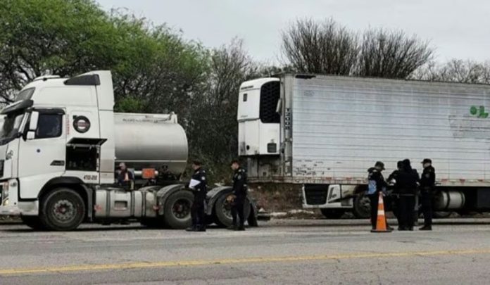Conmoción en Salta: un camionero fue aplastado por su vehículo cuando lo arreglaba en la banquina y murió