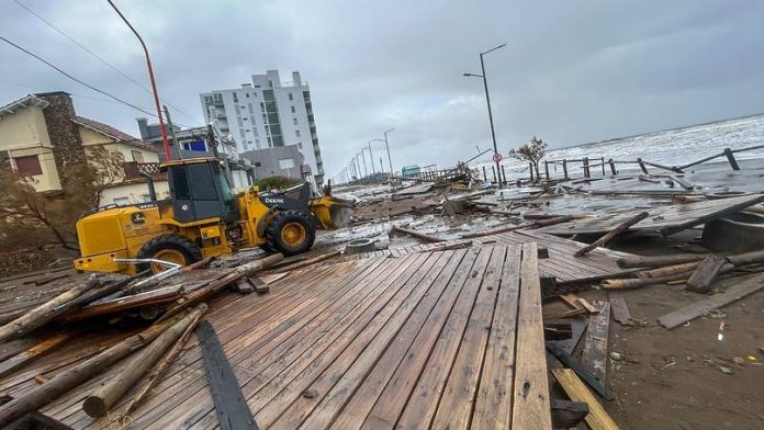 El fuerte temporal en Monte Hermoso dejó playas destruidas, inundaciones y advierten los efectos para la temporada