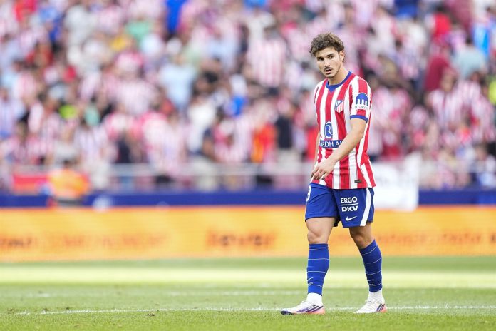 El gesto de una fanática del Atlético de Madrid que sorprendió a Julián Álvarez tras su cortocircuito con el club