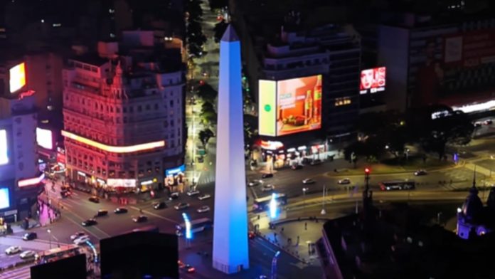El Obelisco y los monumentos porteños se tiñeron con los colores de la bandera tras el anuncio Messi