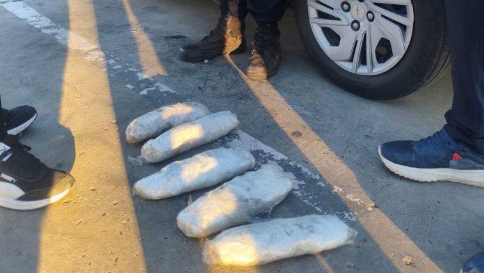 Encontraron éxtasis valuado en más de 2 millones de dólares dentro de tres autos provenientes de Brasil