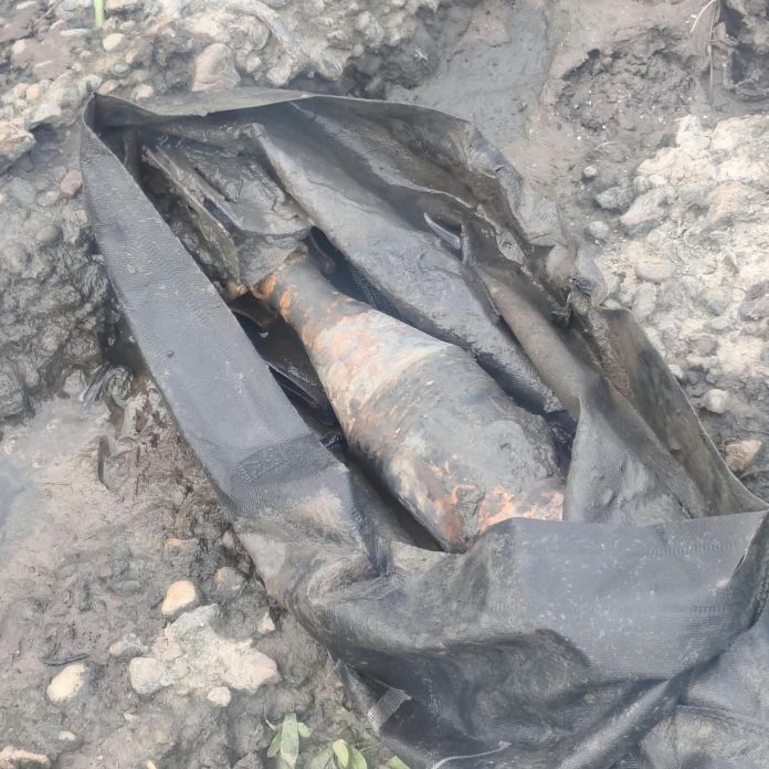 Encontraron un artefacto similar a una bala de mortero a la vera del río en San Isidro