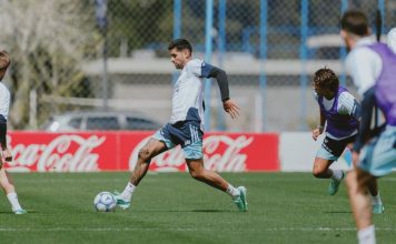 “Está re ancho”: la broma de Lisandro Martínez al Cuti Romero en el primer entrenamiento de la selección argentina