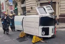 Fuerte accidente en el centro porteño: chocaron dos vehículos, uno volcó y el conductor quedó atrapado