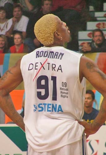La increíble oferta que recibió Dennis Rodman en un bar de Finlandia para jugar un partido de básquet a los 44 años