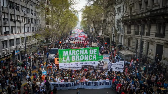 La izquierda se movilizó en la Marcha de la Bronca: “El amor vence al odio, pero mejor es la huelga general”