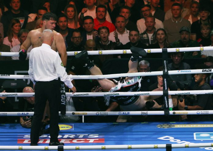 La más “extraña” pelea de boxeo: lo golpearon en la nunca, cayó fuera del ring y el árbitro declaró nulo el resultado