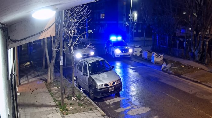 La Matanza: dos delincuentes escapaban en una moto robada, chocaron contra un patrullero y uno murió atropellado por otro móvil