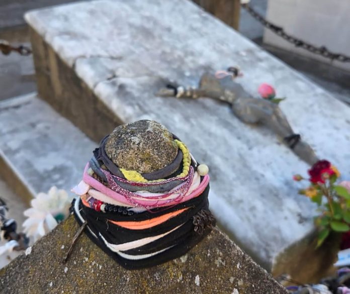 La patrona del amor, la tumba más visitada del cementerio: “Las chicas le ponen gomitas de pelo, le dejan flores, anillos y ofrendas”