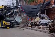 Lomas de Zamora: perdió el control del colectivo con pasajeros a bordo y se incrustó en el frente de una casa