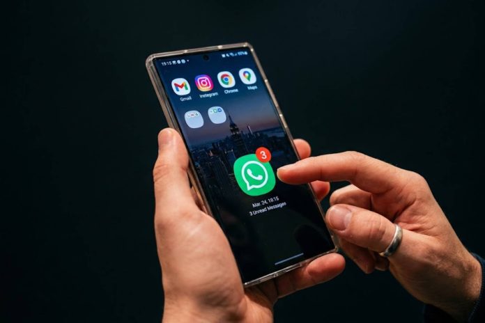 Para evitar estafas: el truco para verificar si un audio de WhatsApp fue generado por IA antes de reenviarlo