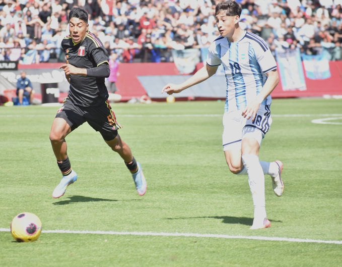 “Que no juegan con nadie”: el duro cántico contra la Selección Argentina Sub-19 durante la semifinal ante Perú