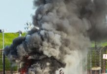 Se metió entre las llamas, apagó el fuego y salvó a un corredor de la muerte: el heroico gesto de un piloto que recorre el mundo