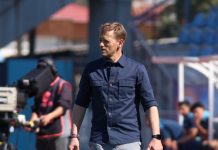 Susto en el fútbol chileno: un entrenador argentino sufrió una arritmia en pleno partido y fue trasladado en ambulancia