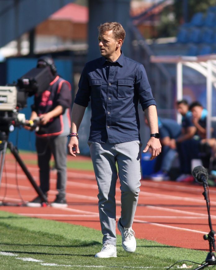 Susto en el fútbol chileno: un entrenador argentino sufrió una arritmia en pleno partido y fue trasladado en ambulancia