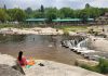 Tiene apenas 615 habitantes, pero recibe miles de turistas en verano: la pequeña localidad cordobesa con ollas naturales