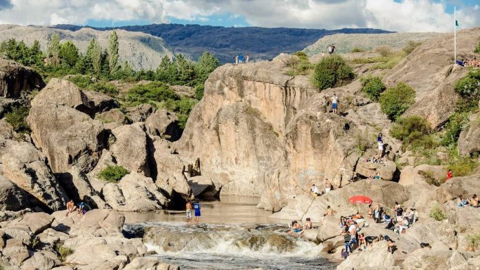 Tiene solo 12 mil habitantes y alberga tres ríos únicos: el destino cordobés a 122 km de la capital para una escapada de fin de semana