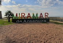 Tiene solo 2.400 habitantes, pero recibe multitudes: el pueblo cordobés con laguna de agua salada, playas con paradores y reserva natural