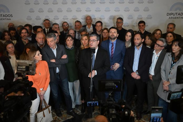 Tras el fallo de la Corte, la oposición busca votos para convocar a una sesión y derogar el mega DNU 70