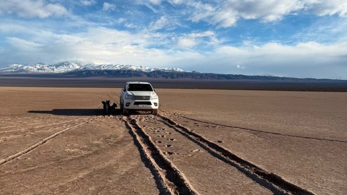 Tras un mes del destrozo en el área protegida de Pampa del Leoncito, la camioneta que sigue atrapada en el lugar