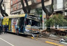 Un colectivo terminó arriba de la vereda en pleno Palermo luego de que se descompensara su conductor