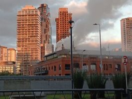 Un feroz incendio se desató en un reconocido restaurante de Puerto Madero y 50 personas fueron evacuadas