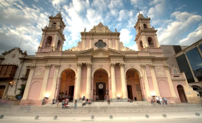Un motociclista alcoholizado embistió a un grupo de mujeres que peregrinaban hacia la Catedral de Salta