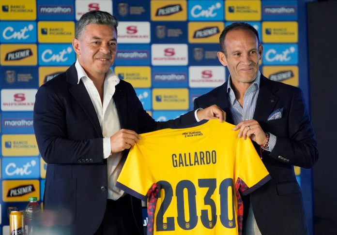 “Un muñeco para otro muñeco”: qué representa el particular regalo que recibió Marcelo Gallardo al llegar a Ecuador