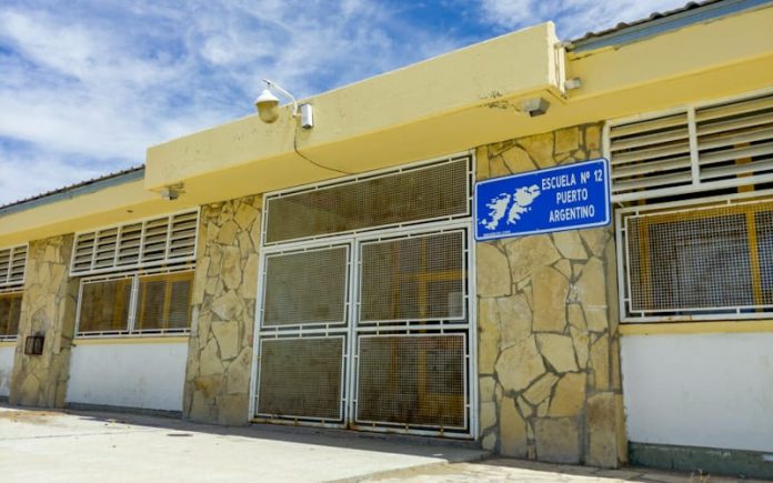 Una adolescente fue apuñalada por la espalda con una tijera mientras estaba con amigas en el patio de una escuela de Neuquén