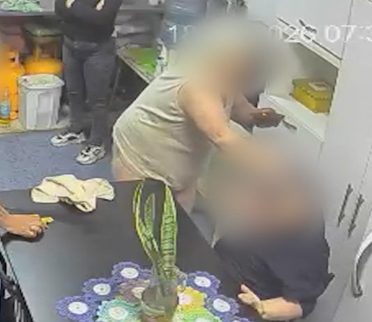 Video: denunciaron a una mujer de 71 años por maltratar y golpear con un palo a su hijo con síndrome de Down en Chaco