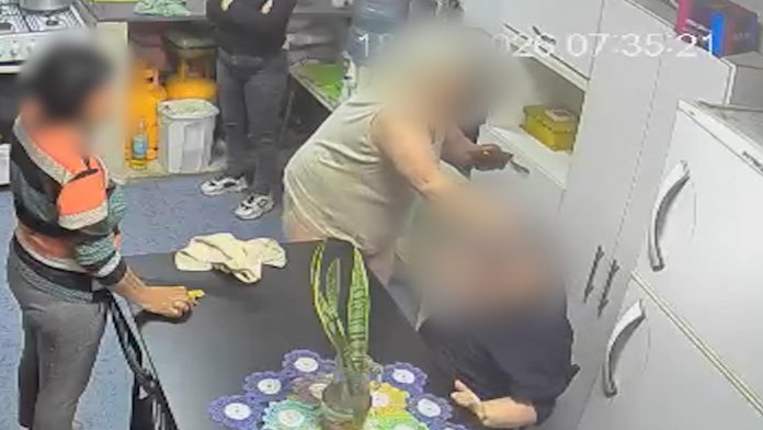 Video: denunciaron a una mujer de 71 años por maltratar y golpear con un palo a su hijo con síndrome de Down en Chaco
