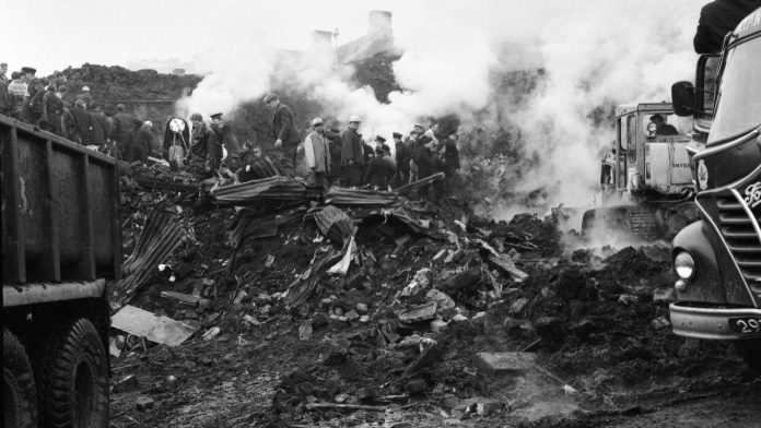 A 60 años de la tragedia de Aberfan: una avalancha de barro, un pueblo arrasado, 116 chicos muertos y una reina insensible