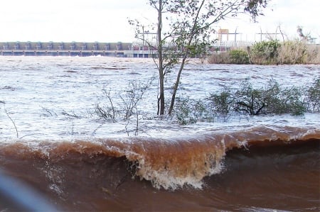 Aumentó la cifra de evacuados por la crecida del río Uruguay y advirtieron que el Paraná superó su promedio histórico