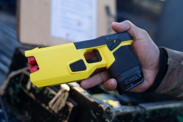 Avanza un proyecto de ley para habilitar el uso de las pistolas Taser para la Policía Bonaerense