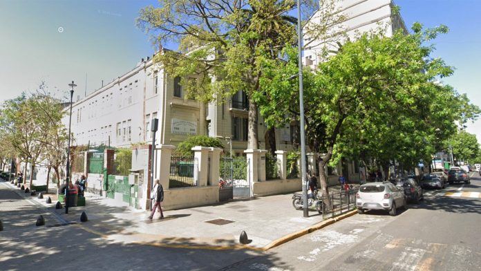 Caballito: 19 personas se intoxicaron con gas pimienta en una escuela y debieron ser asistidas por el SAME