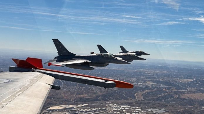 Cazas F-16, blindados y nuevos aviones: qué hay detrás de las compras militares de Argentina y Chile