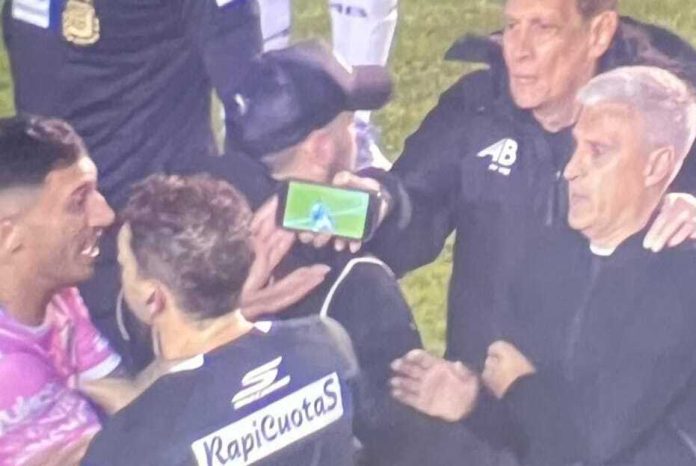 Cobró un penal inexistente, se lo mostraron en el teléfono y se rectificó: la insólita secuencia del “celuVAR” en el fútbol argentino