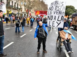 Con los números ajustados para el quórum, la oposición apela a la presión social para derogar el DNU 70