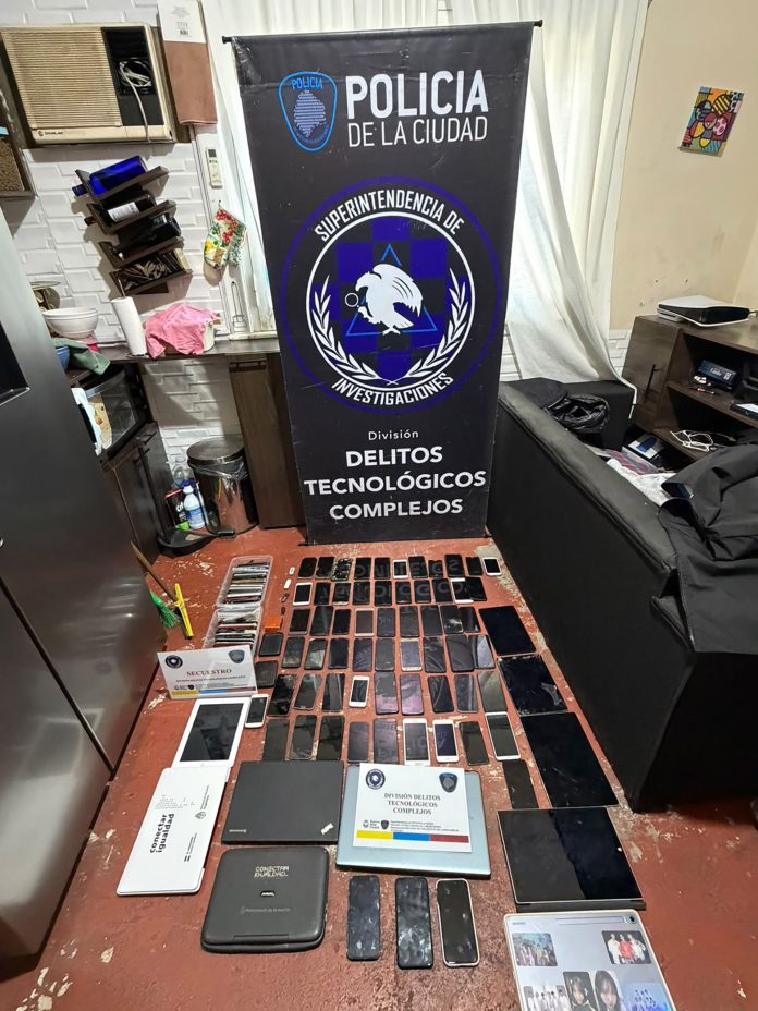 Desbarataron un laboratorio clandestino de desbloqueo de celulares en Saavedra: más de 130 dispositivos secuestrados