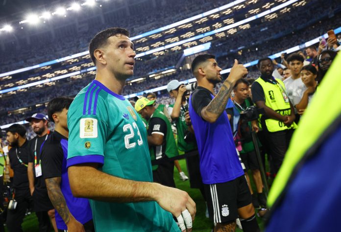 Dibu Martínez mostró cómo le quedó la mano tras atajar fracturado todo el Mundial: “Sentía cuatro dedos”