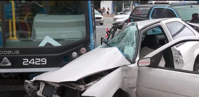 Dos heridos en accidentes en CABA: un colectivo y un auto chocaron cerca del Obelisco y un camión quedó destrozado en una autopista