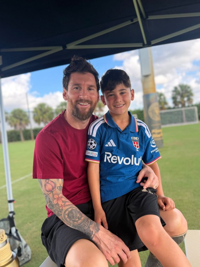 El álbum de fotos de Anto Roccuzzo que causó furor: la camiseta de fútbol que se “infiltró” en una imagen de Messi