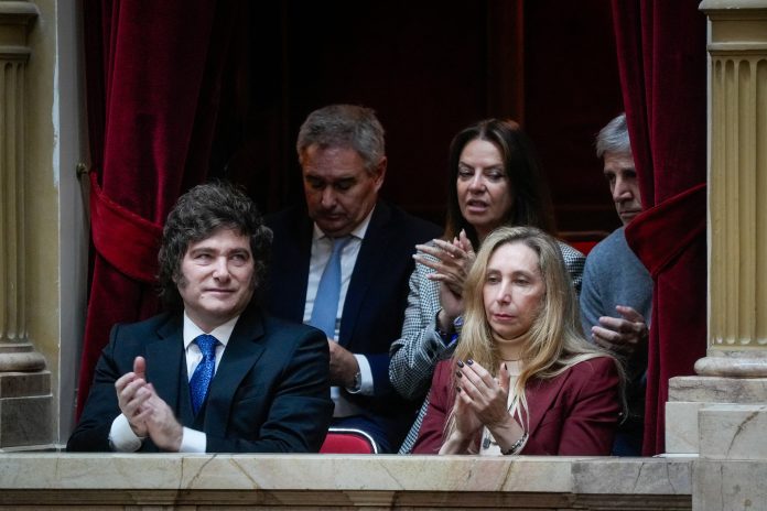 El embate opositor por la Ley de Tierras complica a un Gobierno fragmentado y con los Milei fuera del país
