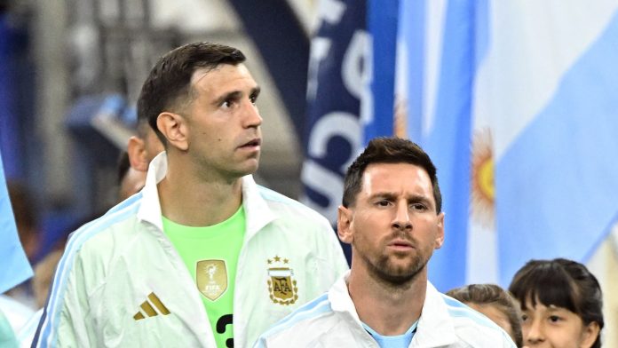 El emocionante mensaje de Dibu Martínez a Lionel Messi en una camiseta firmada tras su despedida de la selección argentina