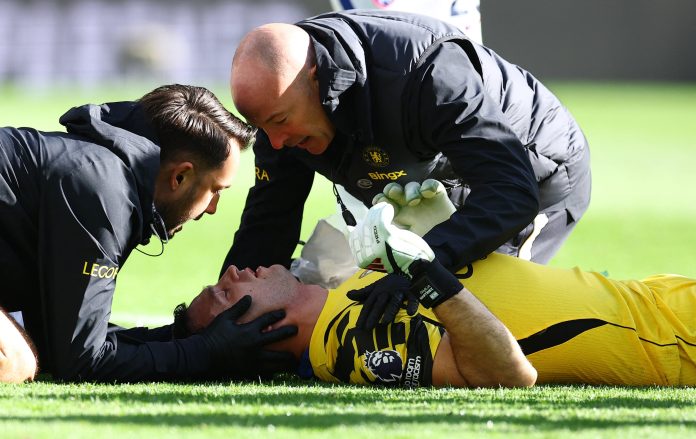 El entrenador del Chelsea confirmó que Emiliano Dibu Martínez fue trasladado al hospital tras chocar la cabeza con un rival