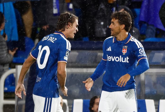 El golazo bajo la lluvia de Nico Paz ante el Manchester United al minuto del partido por Champions League