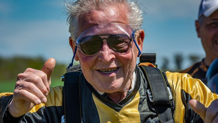 El hombre que cumplió 89 años y lo festejó saltando por primera vez en paracaídas: “Fue un clic en mi vida”