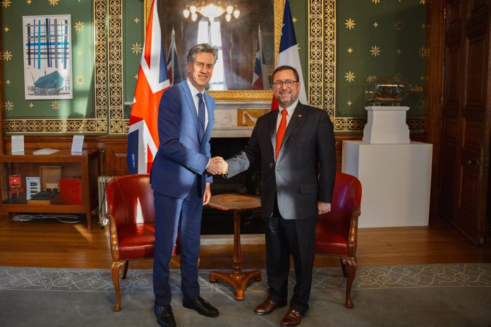 En el peor momento en décadas de la relación entre Argentina y Reino Unido, Chile se acerca a Londres y defiende la ruta comercial a Malvinas