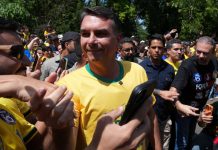 “Espero que pronto podamos empezar a trabajar juntos”, Javier Milei felicitó a Flávio Bolsonaro por el triunfo parcial en Brasil
